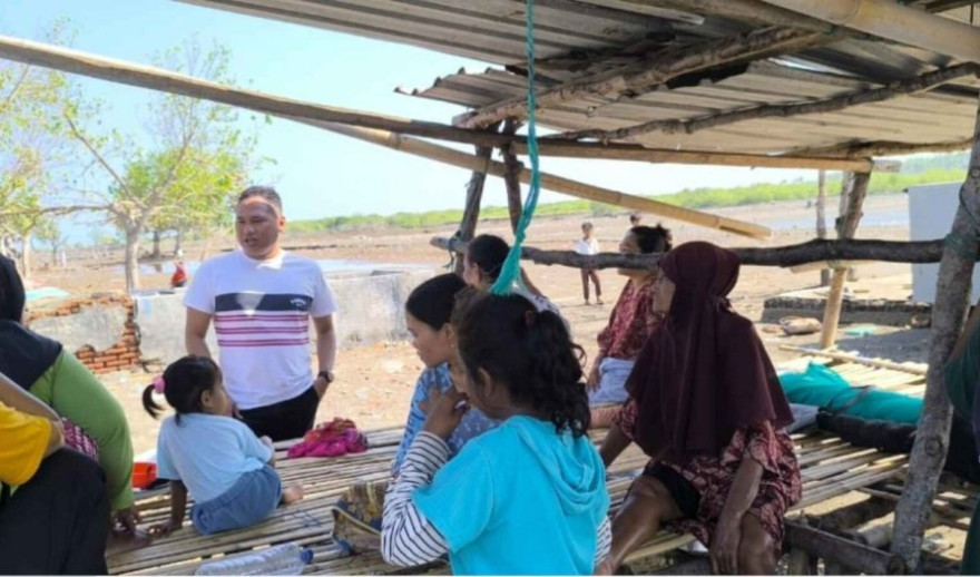Anggota DPRD Alen Taryadi Kunjungi Warga Korban Angin Puting Beliung di Labuhan Bajo